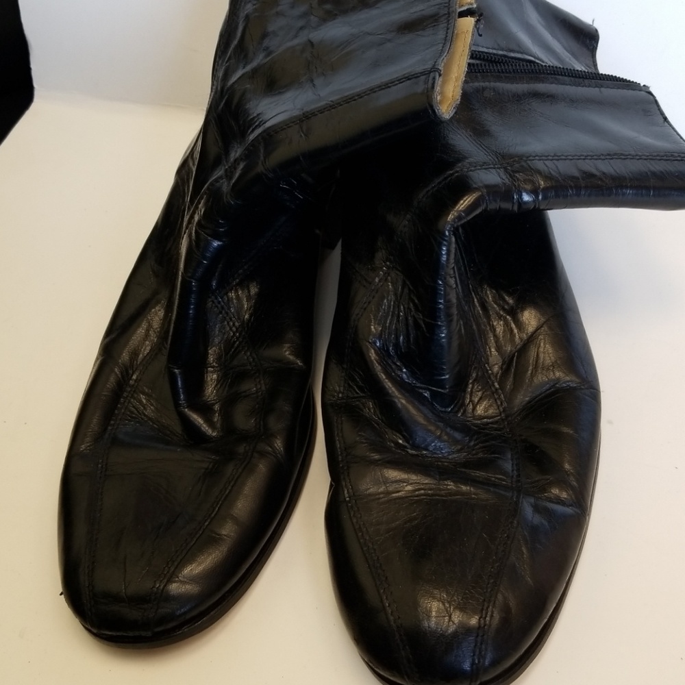 Mans black short boots